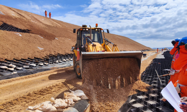Minería - Cobertura de botadero - Foto 4